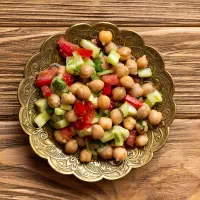 Teplý salát z cizrny, fenyklu a paprik