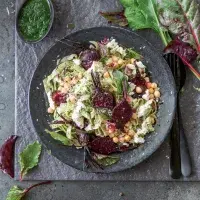 Tagliatelle s červenou řepou a cizrnou Tagliatelle s červenou řepou a cizrnou