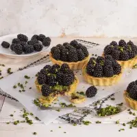 Tartaletky s pistáciovou náplní a ostružinami Tartaletky s pistáciovou náplní a ostružinami