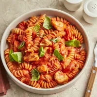Těstoviny s kuřetem a rajčatovou omáčkou z jednoho hrnce 