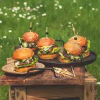 Terijaki burgery se sýrem s modrou plísní
