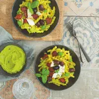 Těstoviny s avokádovou omáčkou a chorizem