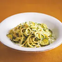 Těstoviny s lehkou cuketovou omáčkou