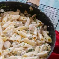 Těstoviny s kuřecím masem a smetanovo-sýrovou omáčkou