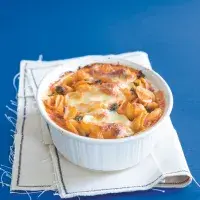 Těstoviny zapečené s mozzarellou a rajčaty