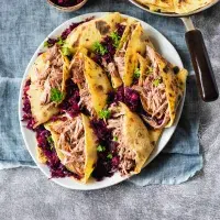 Trhané krůtí stehno na zelí a bramborové lokše