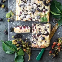 Tvarohový koláč s ostružinami a mandlemi