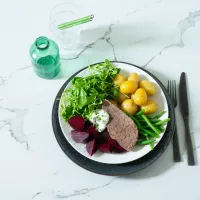 Vařené hovězí, brambory, zelenina a tatarka Vařené hovězí, brambory, zelenina a tatarka