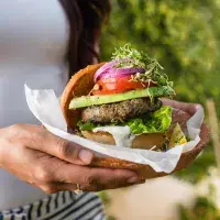 Veganské burgery s kešú majonézou a výhonky