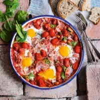 Vejce pečená s fazolemi a rajčatovou omáčkou