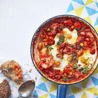 Vejce pečená s fazolemi a rajčatovou omáčkou