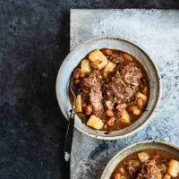 Vepřová líčka dušená s fazolemi, pastinákem a hruškami