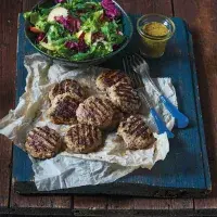 Vepřové karbanátky s modrým sýrem a salátkem