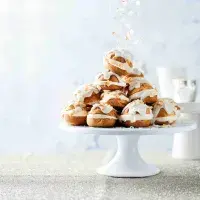 Věž z větrníčkových „sněhových koulí“