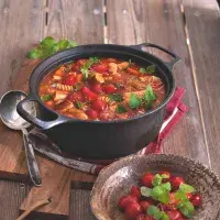 Vinná klobása v rajčatové omáčce s těstovinami