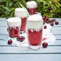 Višňová soda se smetanou