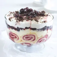 Višnový trifle s piškotovými šneky