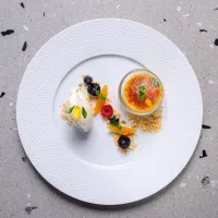 Zázvorové crème brûlée, ořechový crumble, kokosová zmrzlina