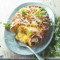 Zalévaný citronovo-bezinkový moučník