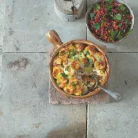 Zapékané brambory se salátem z červené řepy