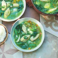 Zelená polévka minestrone s ricottovými knedlíčky Zelená polévka minestrone s ricottovými knedlíčky