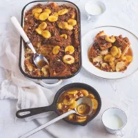 Žemlovka s pekanovou drobenkou a banány v karamelovém sirupu