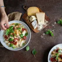 Těstoviny se sýrovou omáčkou a pečenými rajčaty