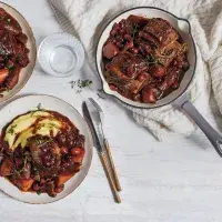 Hovězí žebra na víně s brusinkami