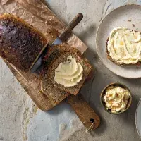 Celozrnný chléb s medovým máslem