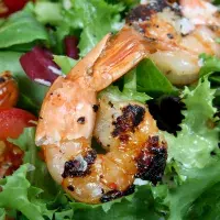 Salát s garnáty, špenátem a avokádem