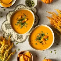 Dýňová polévka s jablky chutná jako podzim sám