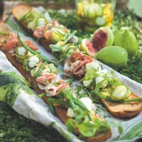 Bageta s parmskou šunkou a marinovanými fazolkami