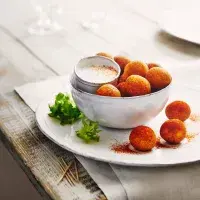 Bramborové krokety s paprikou a dipem ze zakysané smetany Bramborové krokety s paprikou a dipem ze zakysané smetany