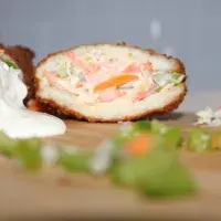 Kuřecí závitky se šunkou a s hráškovo-špenátovými brambůrky