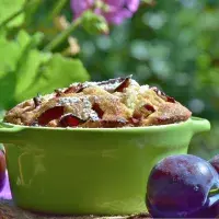 Koláč se sušenými švestkami a mandlemi