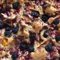 Tvarohový koláč s ostružinami a ribízem