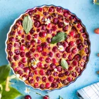 Clafoutis: Třešňový koláč, který má blíž k palačince než k buchtě. Ve Francii ho pečou i s peckami!