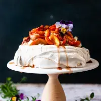 Jak dlouho šlehat Pavlovu a jak dlouho se peče? Upéct slavný dezert je jednodušší, než jste možná mysleliDort Pavlova - škola pečení 