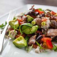 Salát se slaninou a kuřetem na chilli