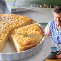 Zvenku křupavý, uvnitř krémový: Přesně taková je italská ikona mezi dezerty La torta della nonna, kterou zvládne i začátečník