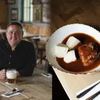 Plněné paprikové lusky v rajčatové omáčce podle Honzy Punčocháře: Do základu dejte kořenovou zeleninu a omáčku s paprikami pečte v troubě