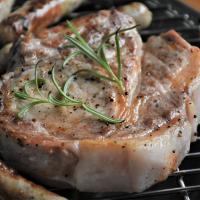 Vepřový steak se salátem z čekanky, jablek a vlašských ořechů