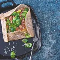 Galetka s růžičkovou kapustou a slaninou Galetka s růžičkovou kapustou a slaninou