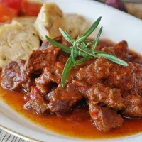 Hovězí guláš s kapií