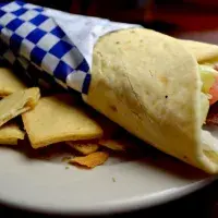 Domácí gyros s tzatziky a pita chlebem Domácí gyros s tzatziky a pita chlebem