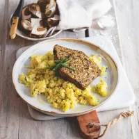 Houbová sekaná a šťouchané brambory s jáhlami