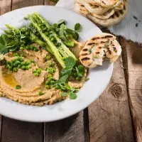 Grilované chlebové placky s hummusem a jarní zeleninou