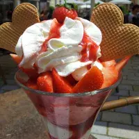 Piškoty se zmrzlinou a jahodami