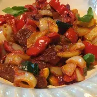 Luxusní salát ze smažených paprik, rajčat a cukety