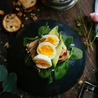 Avokádový salát s vařeným vejcem 